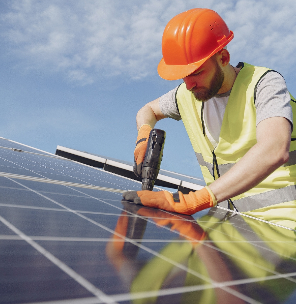 Ouvrier installant des panneaux solaires